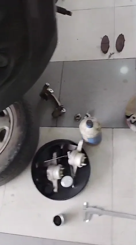 Pastillas delanteras desgastadas retiradas de Chevrolet Spark en Ecofrenos.