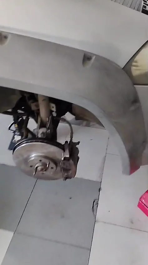 Conjunto de disco y mordaza del freno delantero de un Fiat Palio en Ecofrenos Cali.