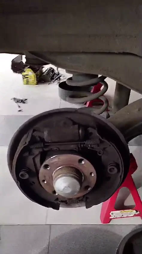 Sistema de freno de tambor trasero del Fiat Palio inspeccionado en Ecofrenos Cali.
