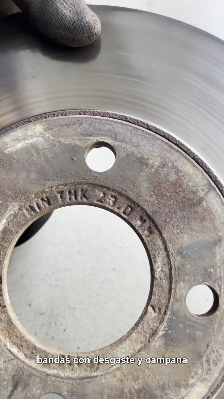 Superficie rayada de una campana de freno trasera de Ford EcoSport.
