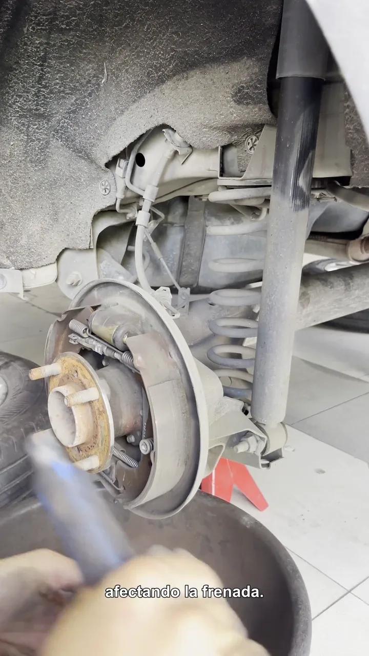 Inspección de bandas y mecanismo de freno trasero de una Ford EcoSport.
