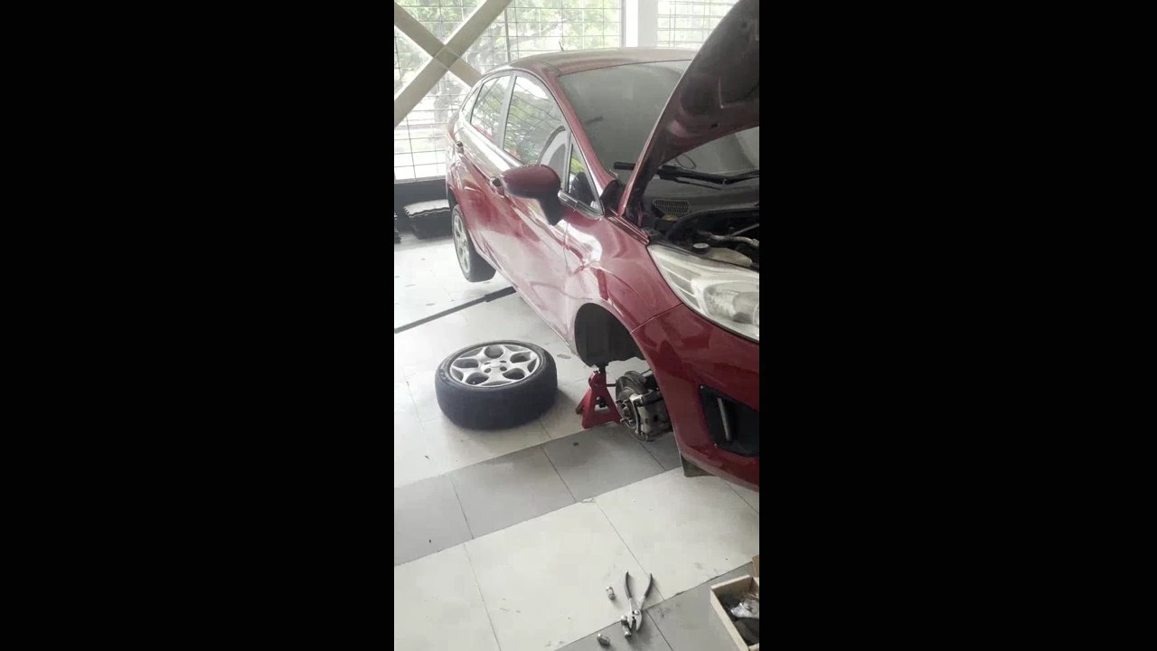 Revisión de bomba de freno y cambio de pastillas en Ford Fiesta