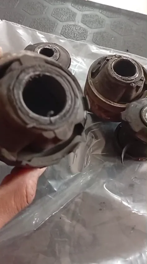Bujes deteriorados retirados de las tijeras delanteras de un Honda Fit.