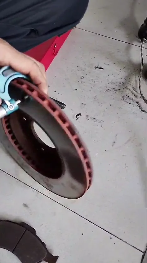 Medición del espesor de un disco de freno de Honda Fit con micrómetro en Cali.