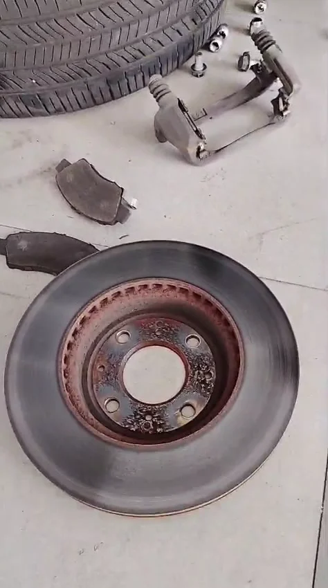 Disco de freno delantero fuera de medida retirado de un Honda WR-V.