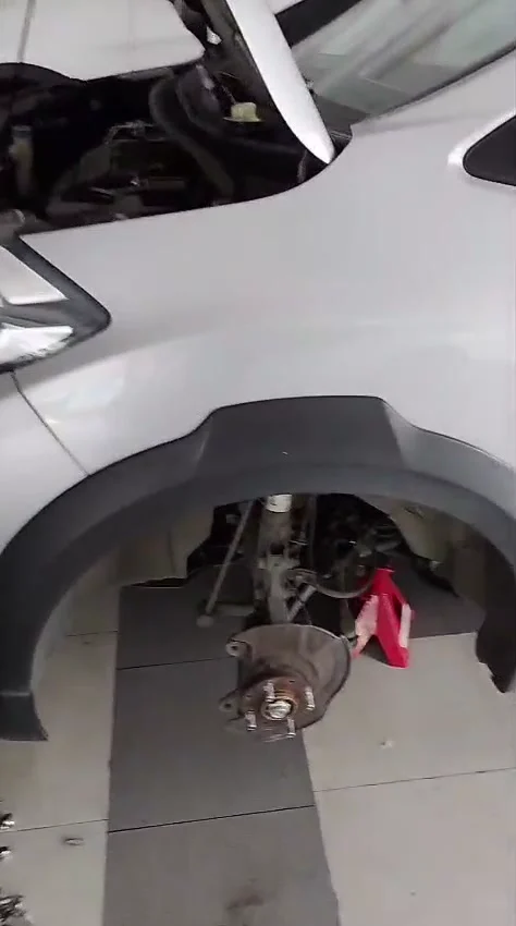 Freno delantero del Honda WR-V desmontado para inspección en Ecofrenos Cali.