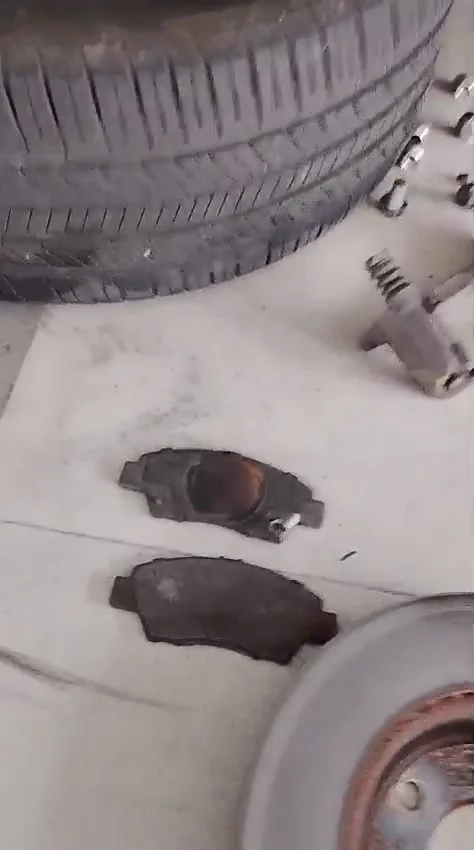 Pastillas de freno delanteras desgastadas retiradas de un Honda WR-V en Cali.