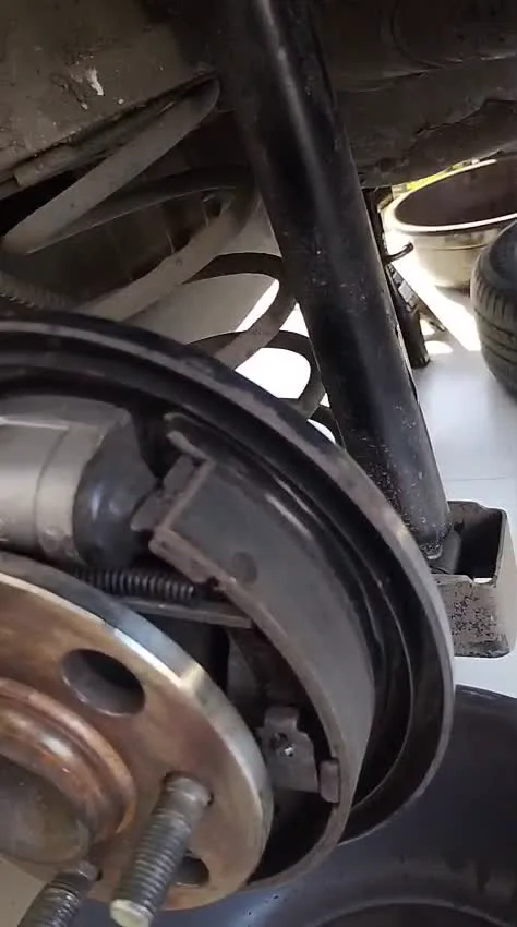 Freno trasero de tambor del Hyundai Getz abierto para inspección en Ecofrenos Cali.
