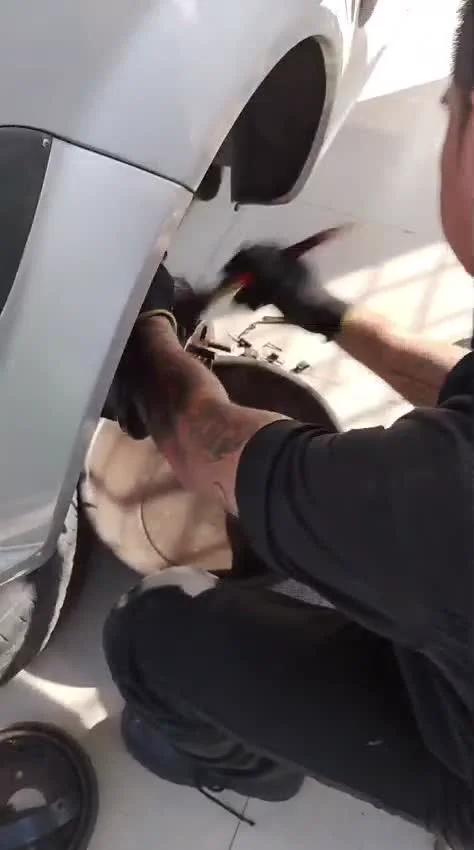Montaje de campana de freno trasera en Hyundai Getz después de rectificación.