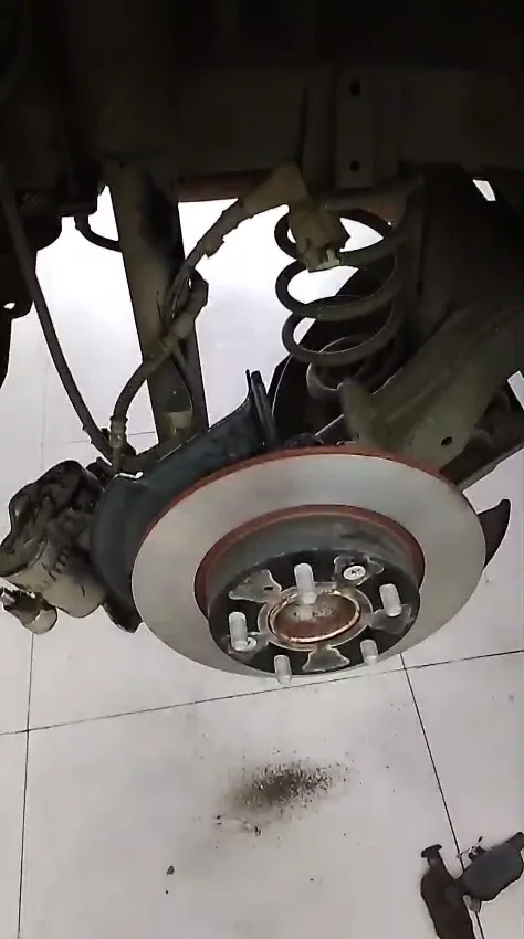 Disco trasero rectificado de Mazda 3 antes del montaje de las pastillas nuevas.