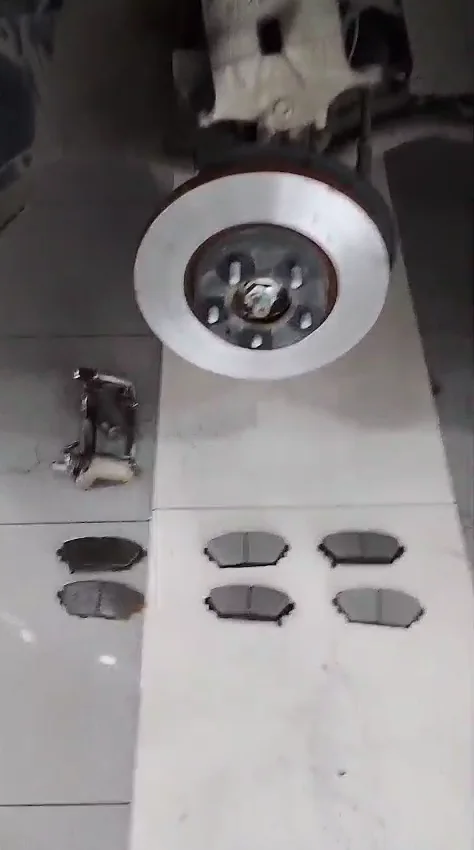 Disco rectificado y pastillas nuevas para Mazda 3 durante servicio de frenos en Cali.