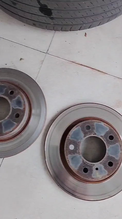 Par de discos de freno traseros de Mazda 3 con pistas trabajadas.