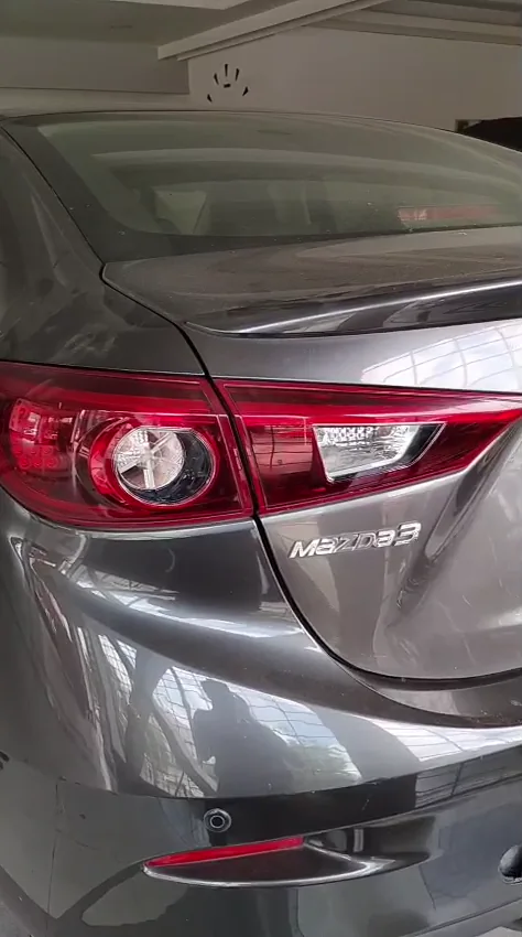 Mazda 3 gris atendido por frenos traseros en Ecofrenos Cali.