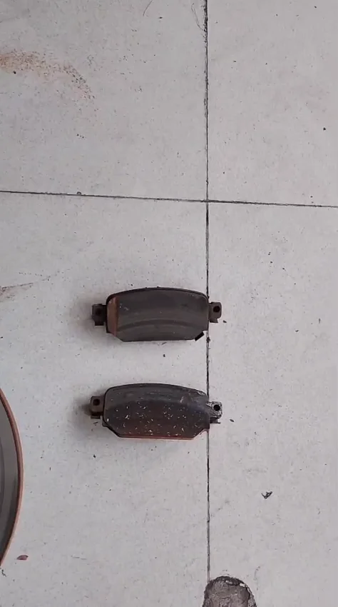 Pastillas de freno traseras retiradas de Mazda 3 en Cali.