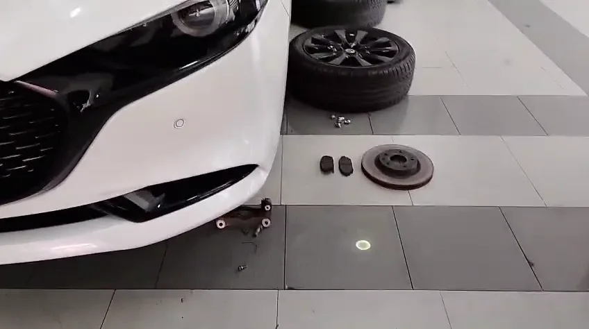 Mazda 3 blanco recibido en Ecofrenos para revisar frenos delanteros y traseros en Cali.