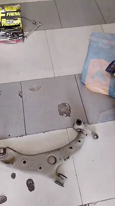 Tijera delantera deteriorada retirada de un Mazda 3 atendido en Ecofrenos Cali.