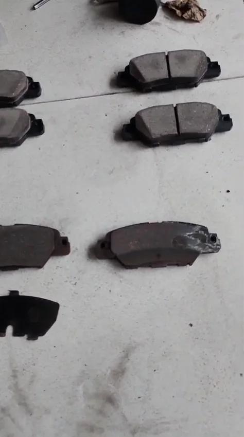 Comparación de pastillas traseras nuevas y gastadas de Mazda CX-5.
