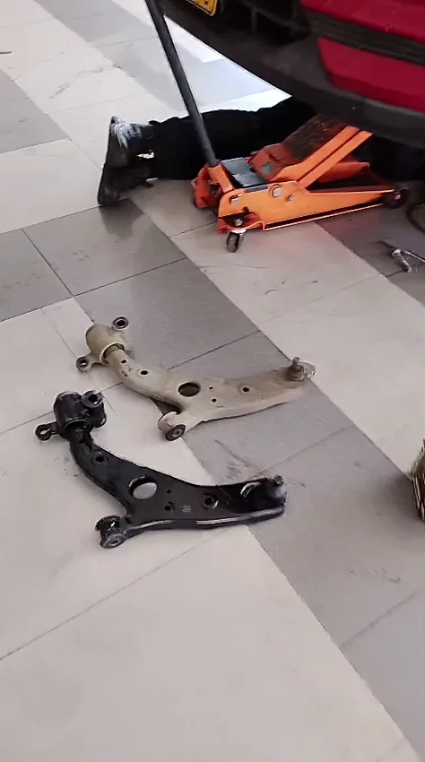 Comparación entre tijera original y tijera nueva para Mazda CX-5.