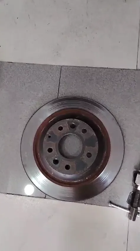 Disco trasero rayado de Mazda CX-5 antes del rectificado en Ecofrenos Cali.