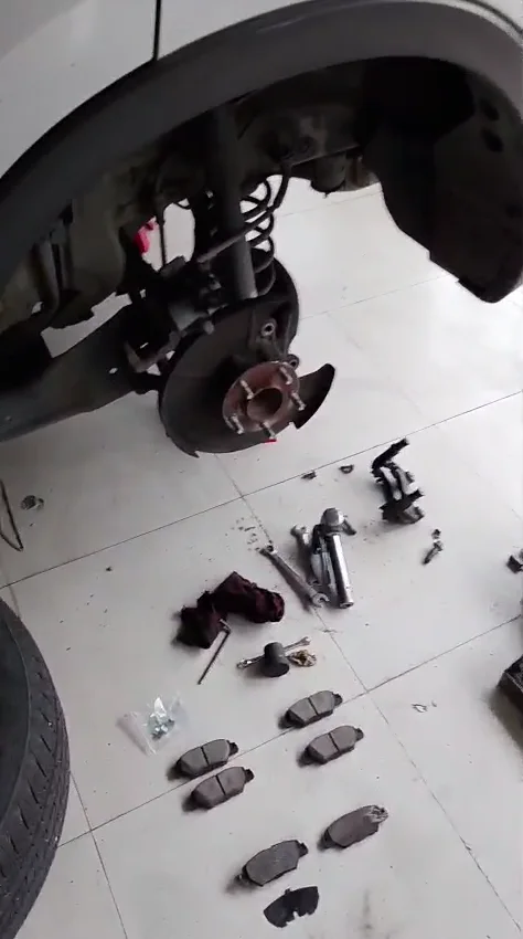 Eje trasero de Mazda CX-5 desmontado para revisar pastillas, discos y mordazas.