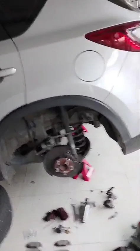 Segundo conjunto de freno trasero desmontado en Mazda CX-5.