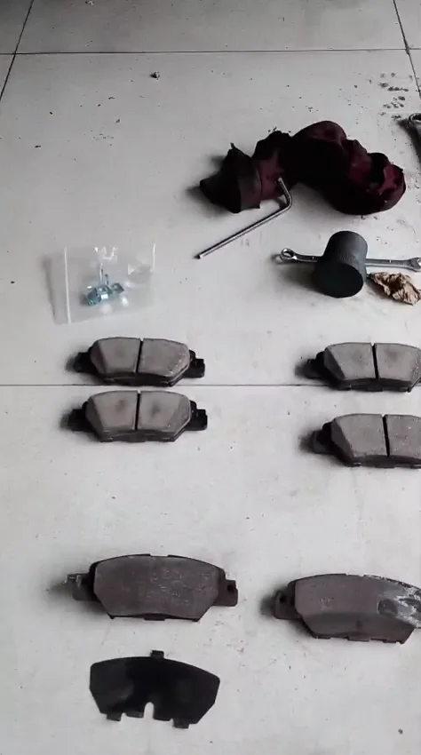 Pastillas traseras muy gastadas retiradas de una Mazda CX-5 en Cali.