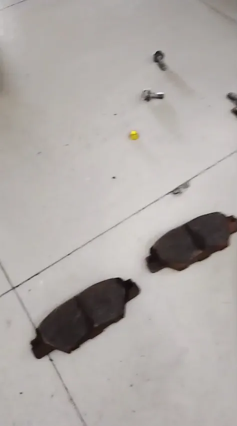 Pastillas de freno traseras retiradas de una Mazda CX-5 durante el servicio.