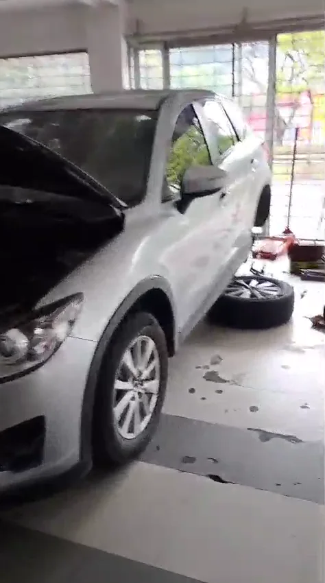 Mazda CX-5 blanca recibida en Ecofrenos por ruido en los frenos traseros.