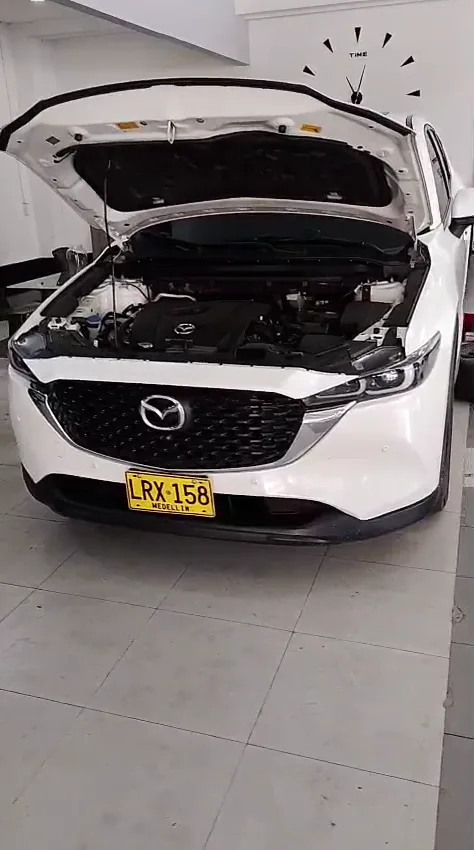 Mazda CX-5 blanca recibida en Ecofrenos para servicio de frenos traseros en Cali.