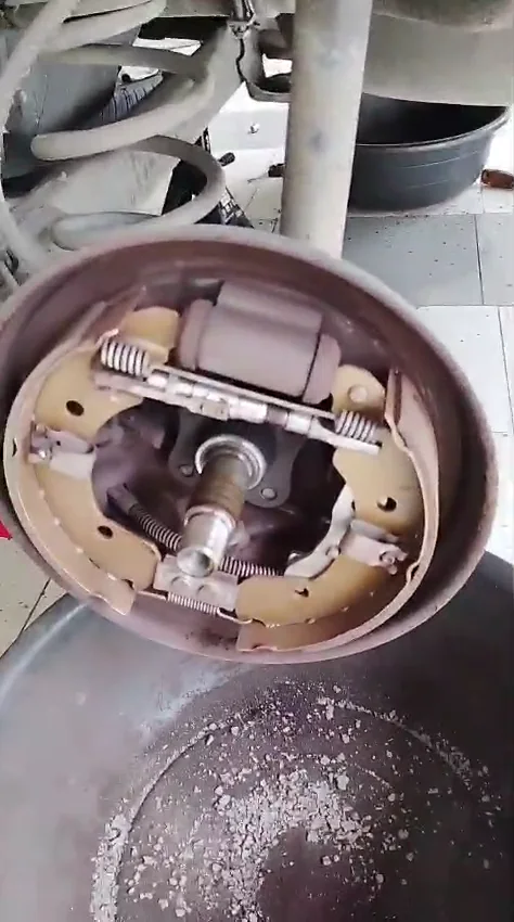 Bandas y componentes del freno trasero montados en un Nissan Versa.