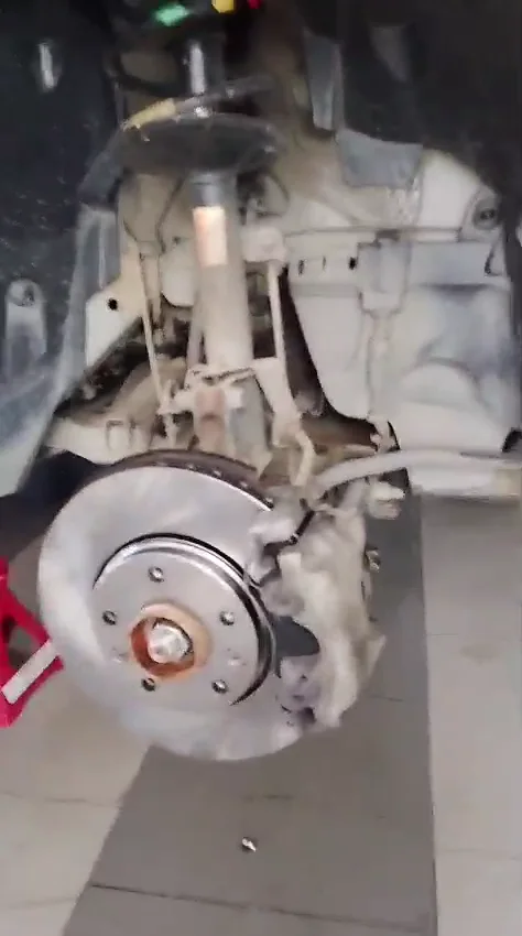 Disco de freno delantero nuevo instalado en Renault Duster en Ecofrenos.