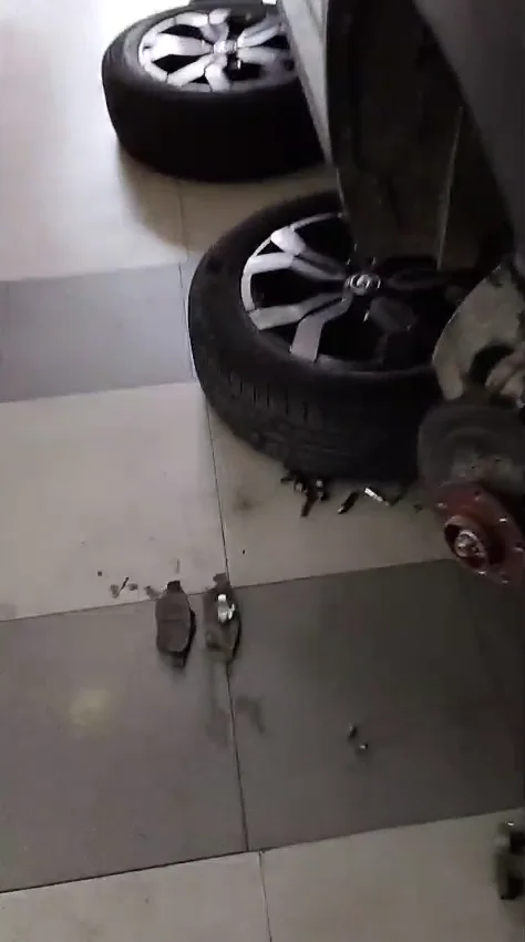 Pastillas y frenos desmontados de Renault Duster durante inspección en Cali.