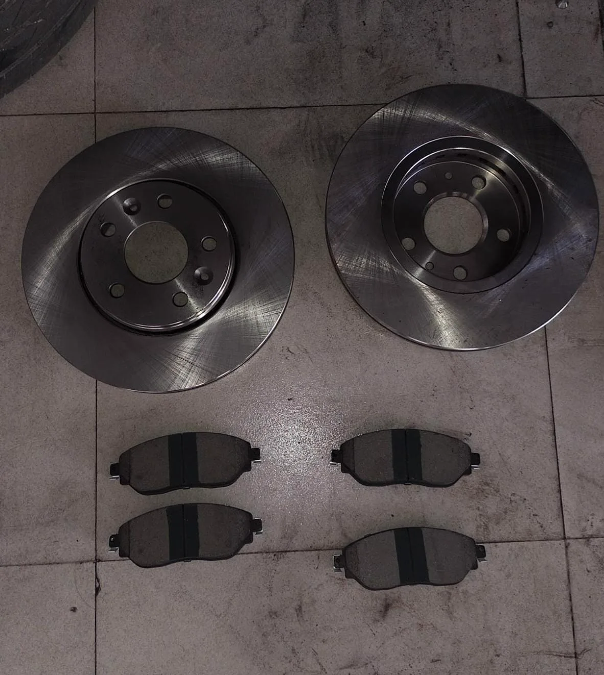 Discos y pastillas delanteros nuevos para Renault Trafic en Ecofrenos Cali.