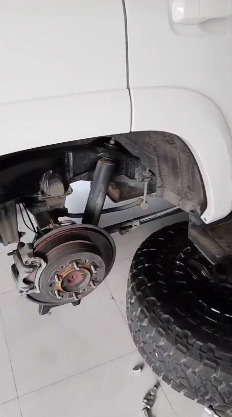 Eje trasero de Toyota 4Runner durante la inspección de frenos en Ecofrenos Cali.