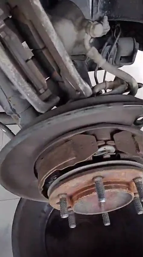 Bandas internas del freno de estacionamiento trasero de una Toyota 4Runner.