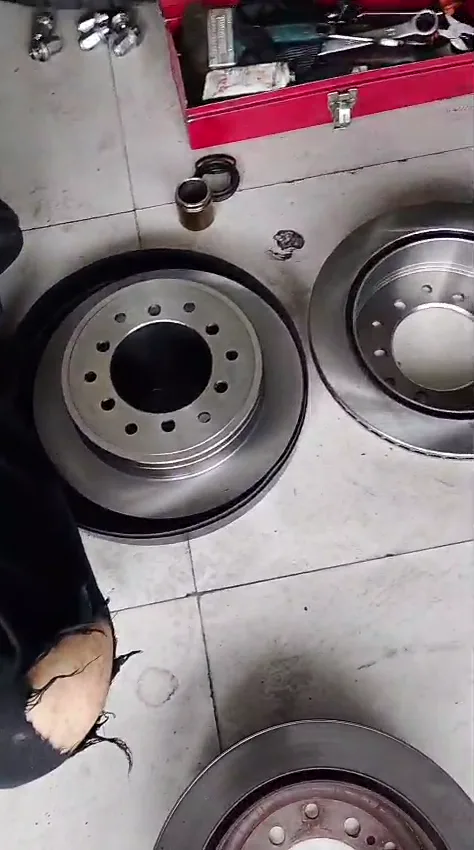 Discos de freno traseros nuevos para Toyota Fortuner en Ecofrenos Cali.