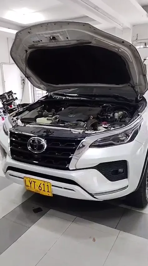 Toyota Fortuner blanca recibida en Ecofrenos para servicio de frenos traseros en Cali.