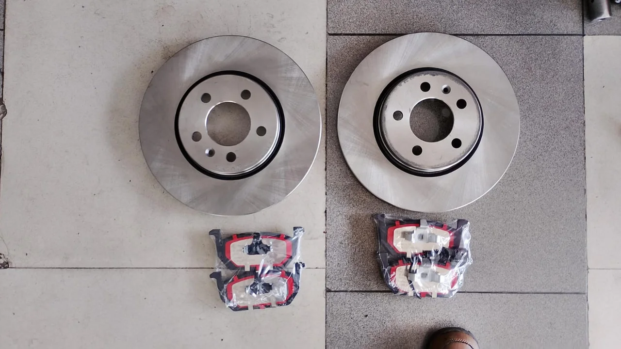 Cambio de discos y pastillas delanteras y traseras en Volkswagen Nivus