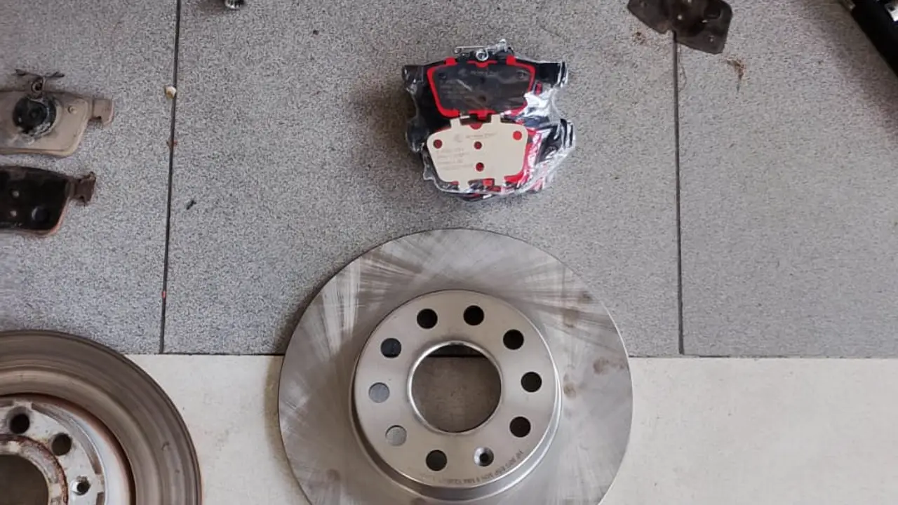 Cambio de discos y pastillas delanteras y traseras en Volkswagen Taos